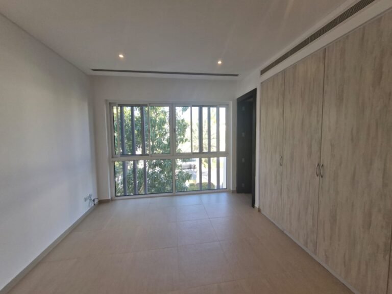 6 BR Spacious Freehold Villa in Al Mouj for Sale