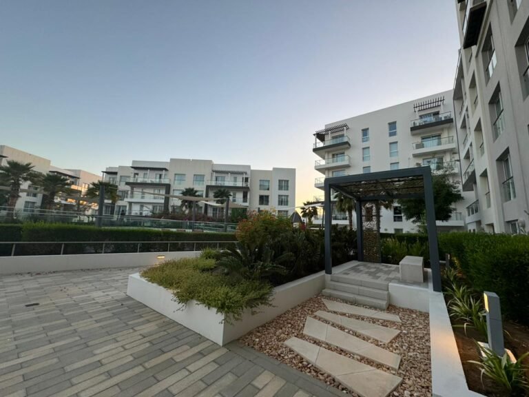 2 BR Stunning Freehold Apartment in The Gardens – Al Mouj