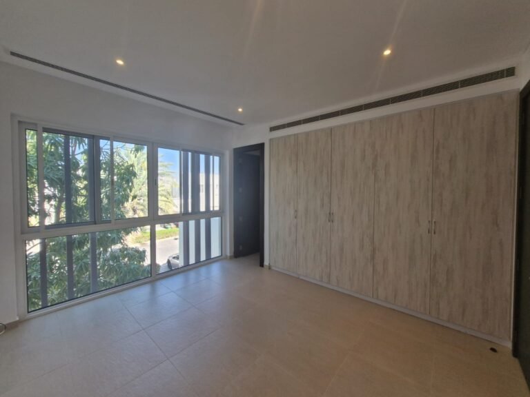 6 BR Spacious Freehold Villa in Al Mouj for Sale