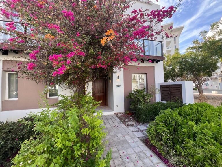 2 BR Fantastic Modern Townhouse in Al Mouj