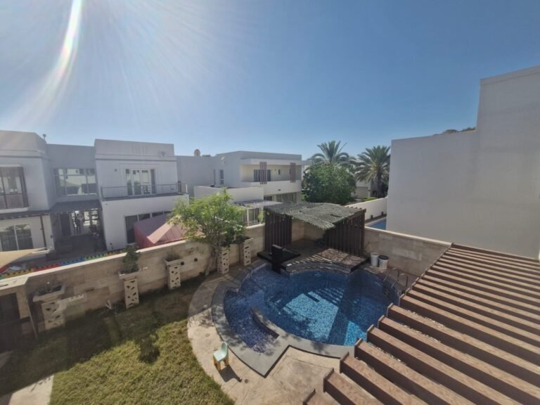 6 BR Spacious Freehold Villa in Al Mouj for Sale