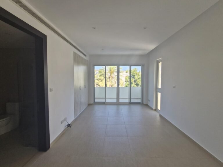 6 BR Spacious Freehold Villa in Al Mouj for Sale