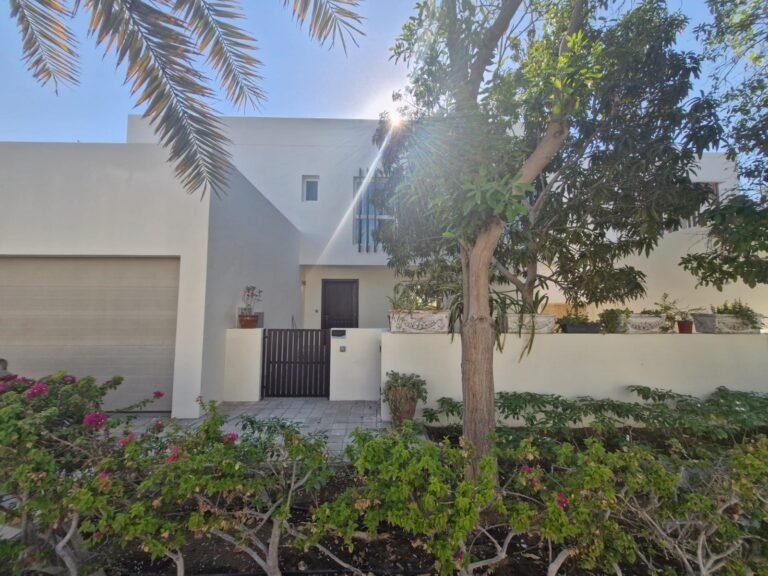 6 BR Spacious Freehold Villa in Al Mouj for Sale