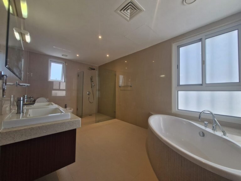6 BR Spacious Freehold Villa in Al Mouj for Sale