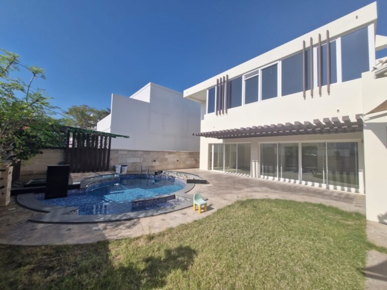 6 BR Spacious Freehold Villa in Al Mouj for Sale