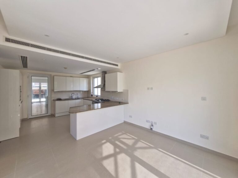 6 BR Spacious Freehold Villa in Al Mouj for Sale