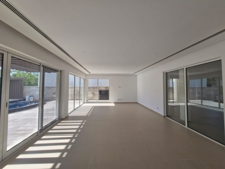 6 BR Spacious Freehold Villa in Al Mouj for Sale