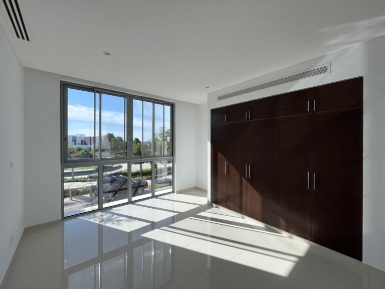 3 + 1 BR Freehold Amazing Villa for Sale in Al Mouj
