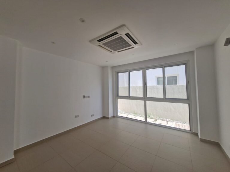 6 BR Spacious Freehold Villa in Al Mouj for Sale