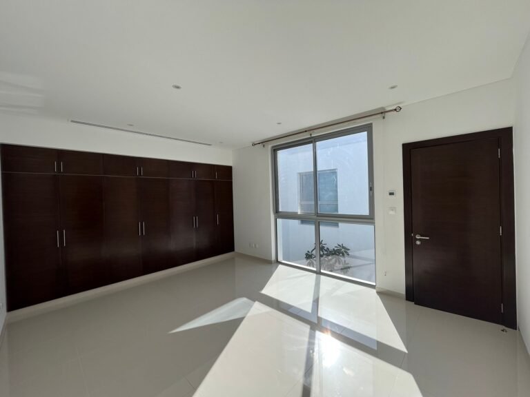 3 + 1 BR Freehold Amazing Villa for Sale in Al Mouj